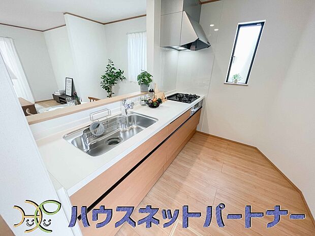 人工大理石のワークトップやシンクは、水を流しただけできれいになったように見えます。白いキッチンは明るく清潔感があり、とっても素敵です。