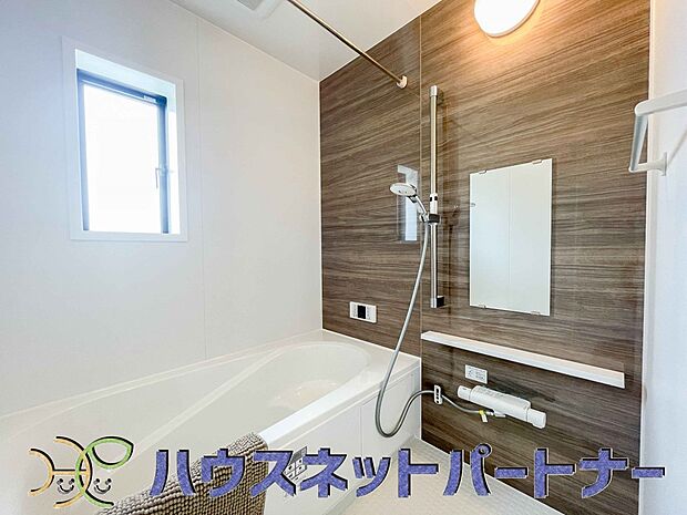 冬場にはヒヤッとしないように暖房機能、梅雨の時期には乾燥等、機能的で清潔感溢れる浴室。快適・清潔な空間で心も体もオフになる時間を楽しむことが可能です。