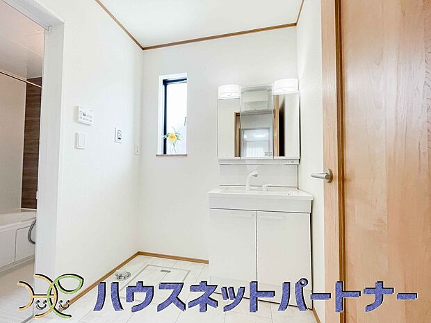 家の中でも特にプライベートスペースとなる洗面所は、洗濯場所と浴室を同じ空間でまとめております。小窓を設置しておりますので、熱気などが籠りやすい空間でちょっとした空気の入れ替えを。