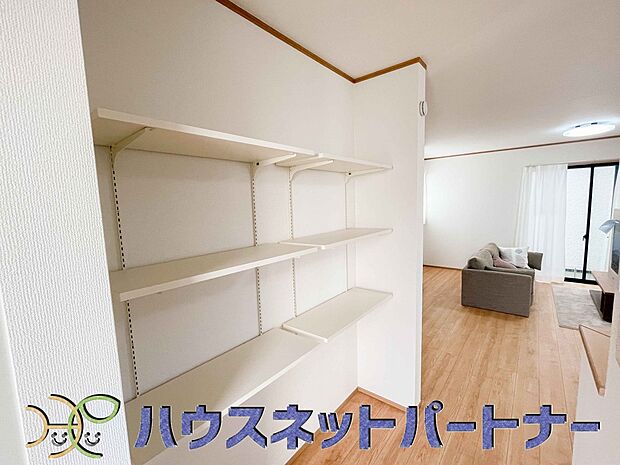 物の高さや大きさにより自由に高さを調整できる可動棚。入れたいものに合わせてアレンジできるので収納場所が自然と定まり、整理整頓も楽々行えます。