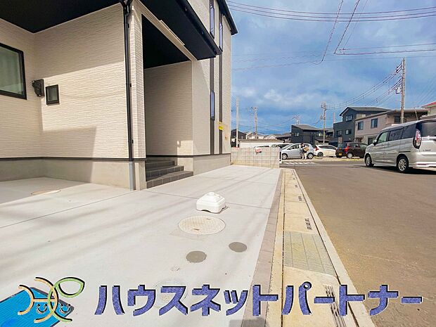 前面道路の日当たりの良い明るいお家。