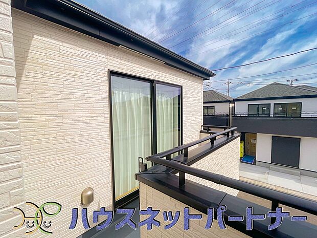 朝の澄んだ空気や、夕方に吹く清々しい風を五感で感じられるバルコニー。住まいの中で屋外にあって、本当の自然を感じられるスペースです。