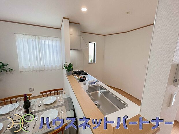 カウンターキッチンなら、リビングで遊ぶ子供の様子を見ながら料理ができるので安心です。料理を運んでもらったり、子供にお手伝いしてもらいやすいのもいいですね♪