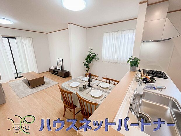 リビングは、食事スペースと寛げる場所設けてもまだ余裕の広さ。明るい光が照らしてくれます。
