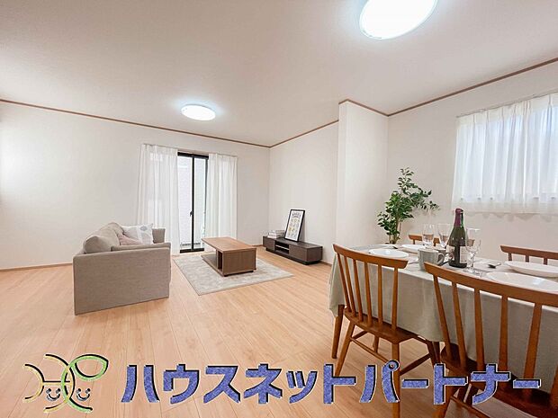 明るく開放的なダイニング。家族とのコミュニケーションが取りやすく、みんなの笑顔が溢れます