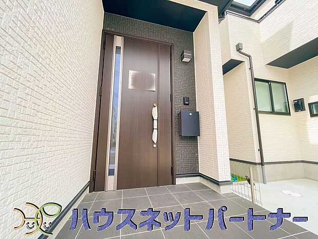 お客様も迎える玄関は高級感のある造りです。