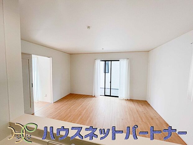 太陽の光が照らす明るいリビングは、開放感があり通風・採光に優れ、心地よい光と風が舞い込んできます。心休まるリビングは何よりも快適な時間を過ごせます。