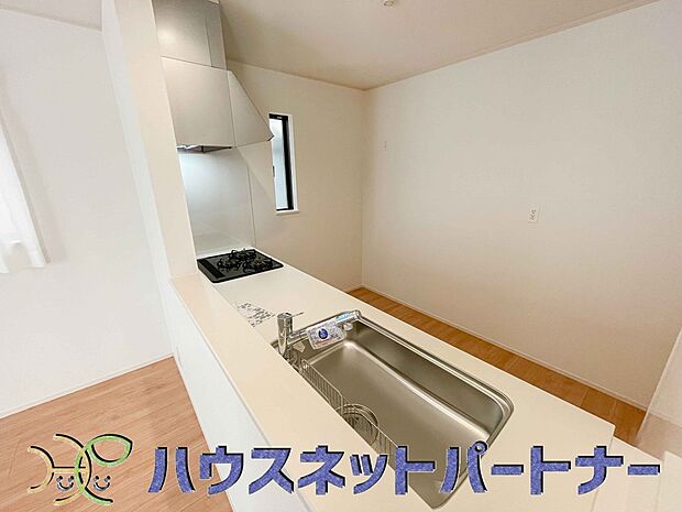 人工大理石のワークトップやシンクは、水を流しただけできれいになったように見えます。白いキッチンは明るく清潔感があり、とっても素敵です。