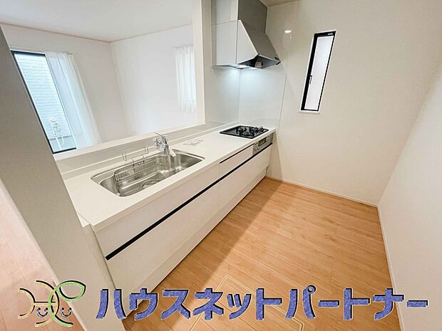 明るい自然光が入る作業スペースを多くとったキッチン採用。夫婦揃ってキッチンに立っても調理がしやすく、家事をしながら会話も弾みます。食器類もすっきりと片付く収納力。