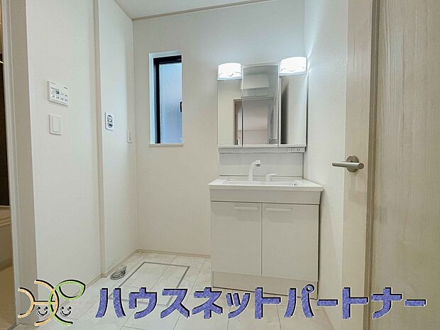 洗面室のある脱衣所は広々。脱いだお洋服をそのままお洗濯。