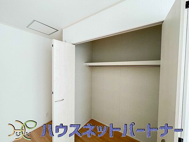 壁面クローゼットのメリットは、衣類が横一列に並ぶためひと目で洋服が選びやすいこと。衣類をたくさんお持ちの方も、限られたスペース内に無理なく収納することができます。