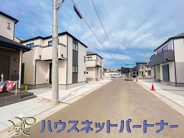 前面道路でお車を駐車するのも楽々。