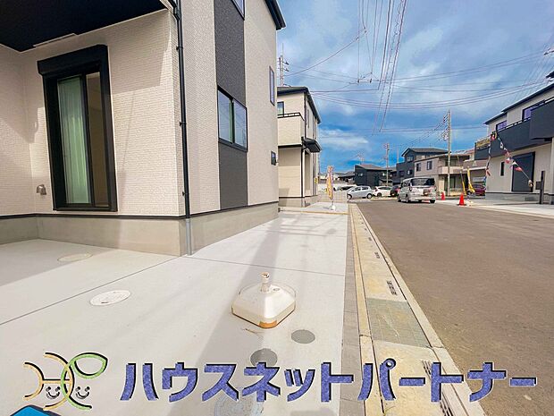 前面道路の日当たりの良い明るいお家。