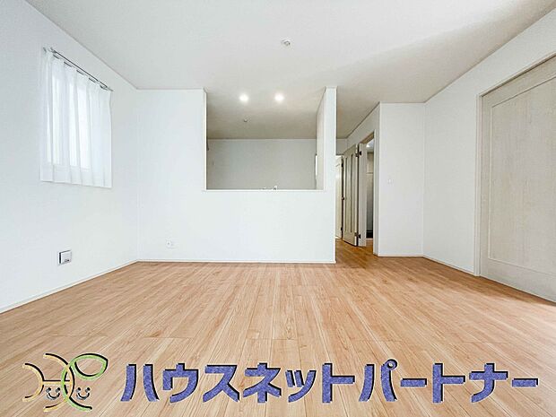 キッチンカウンターがあると配膳が楽なことがメリットの一つ。後片付けをするときも、ダイニングテーブルからあまり動かずに流し台へ運ぶことができるので便利です♪