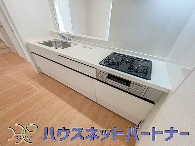三口コンロで料理の幅を拡げてくれる使いやすいシステムキッチンを採用。洗い場も大きいので野菜や食器を洗ったりする際にも捗り、奥様の強い味方となってくれるはずです。