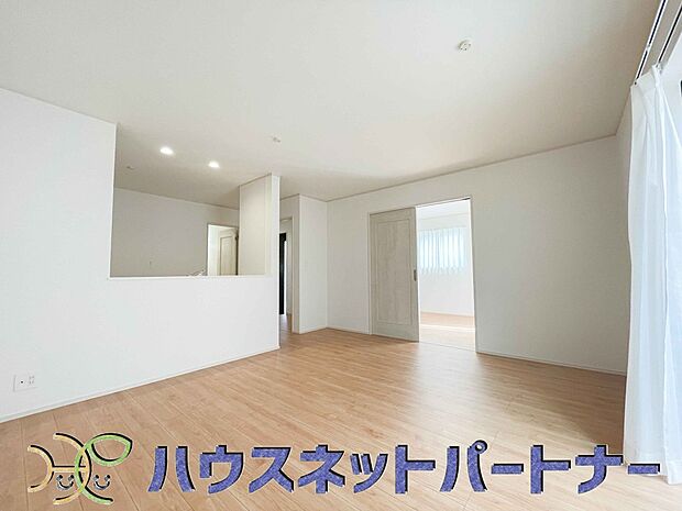 リビングは、食事スペースと寛げる場所設けてもまだ余裕の広さ。明るい光が照らしてくれます。