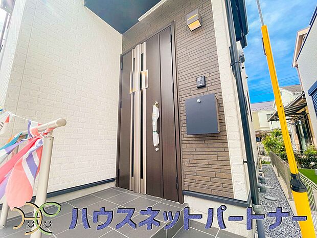 玄関前に季節のお花を置いて可愛く演出してみてはいかがですか。楽しいお家造りが待っています。