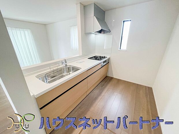 カウンターキッチンは広くて収納力もあるので、快適に料理をすることができます。食器や炊事用具を手の届くところに配置しやすいため調理もスピーディーです。