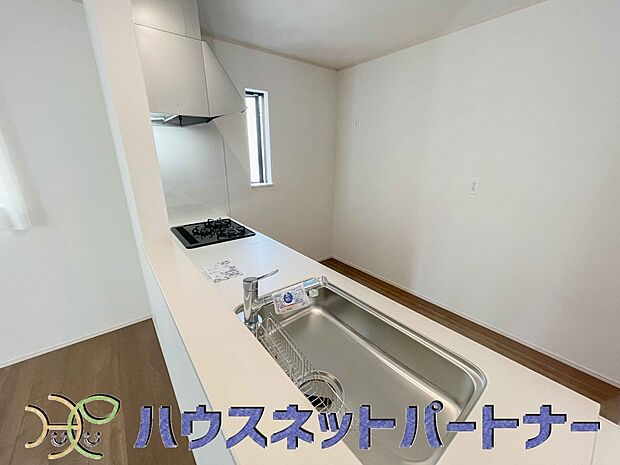 キッチン吊戸棚を無くす事によって、コミュニケーションを重視した設計に致しました。区画によって変わる一体感を、実際にご覧になって頂けましたらと思います。