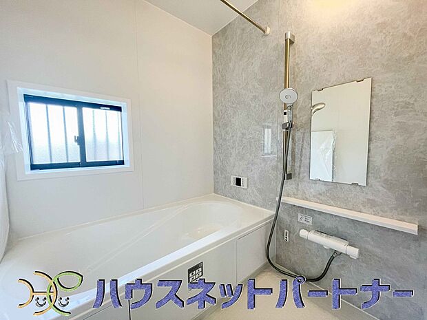 冬場にはヒヤッとしないように暖房機能、梅雨の時期には乾燥等、機能的で清潔感溢れる浴室。快適・清潔な空間で心も体もオフになる時間を楽しむことが可能です。