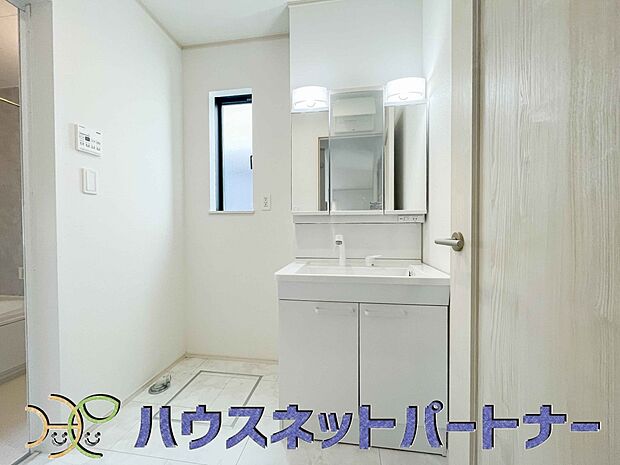 明るい清潔感のある洗面所は、鏡も大きくシンクが広々。朝の支度も楽にこなせます。