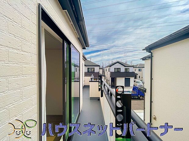 青い空が近くに感じるバルコニーは、爽やかな風をお部屋へ運んでくれます。