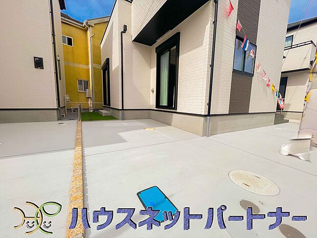 戸建ての購入を検討することになったきっかけに「駐車場を持てること」を挙げる方が多くいらっしゃいます。駐車場代金を支払続ける必要がないことは、駐車場付き戸建を持つ最大のメリットです。