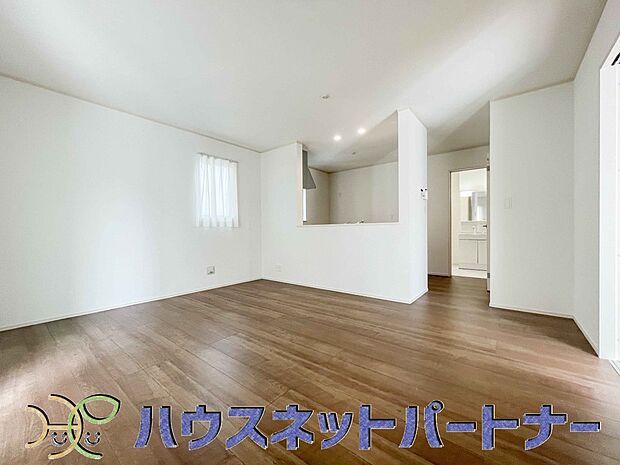 リビングは、食事スペースと寛げる場所設けてもまだ余裕の広さ。明るい光が照らしてくれます。