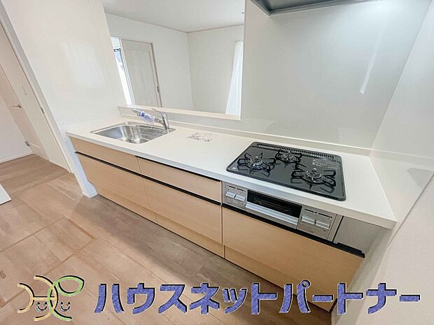 三口コンロで料理の幅を拡げてくれる使いやすいシステムキッチンを採用。洗い場も大きいので野菜や食器を洗ったりする際にも捗り、奥様の強い味方となってくれるはずです。