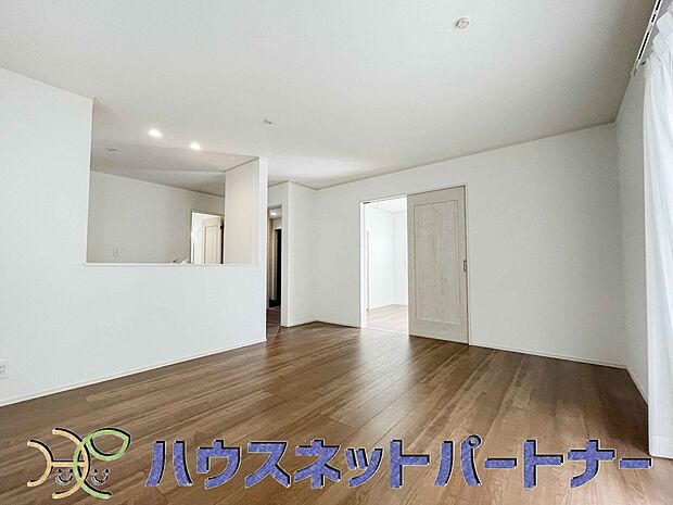 明るく開放的なダイニング。家族とのコミュニケーションが取りやすく、みんなの笑顔が溢れます。