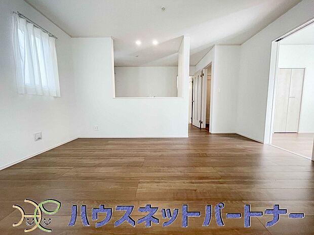 明るく開放的なダイニング。家族とのコミュニケーションが取りやすく、みんなの笑顔が溢れます