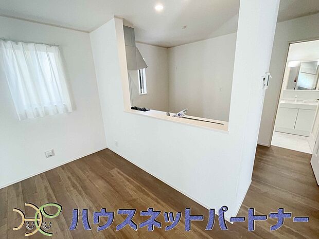 お料理できたらカウンターから手渡しができます。家族で会話をしながらお料理を楽しく。