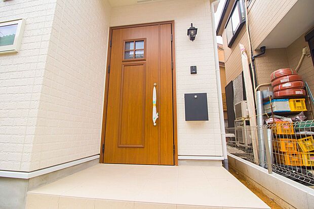 玄関の扉を開けると家族の待つお家。幸せを感じる瞬間です。