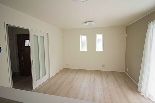 整然とした空間演出、快適な理想の暮らしの実現は家のみの拘りではなく、そこで暮らす方々にとって素敵な環境であることも挙げられると思います。四季折々の変化が奏でる鼓動を楽しんで下さい。