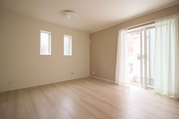 通風・採光に優れ、心地よい光と風が溢れています。 贅沢で豊かな居住性と、プライドを満たすクオリティが見事に調和した住空間。新築ならではの快適なひとときをご体感頂ける筈です。