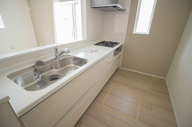 カウンターキッチンは広くて収納力もあるので、快適に料理をすることができます。食器や炊事用具を手の届くところに配置しやすいため調理もスピーディーです。