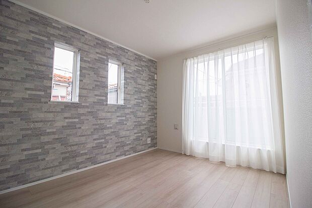 バルコニーに直接出入りできるお部屋です。ちょっと外の空気を吸いたい時や、ベランダでミニガーデニングなども楽しめそうです。