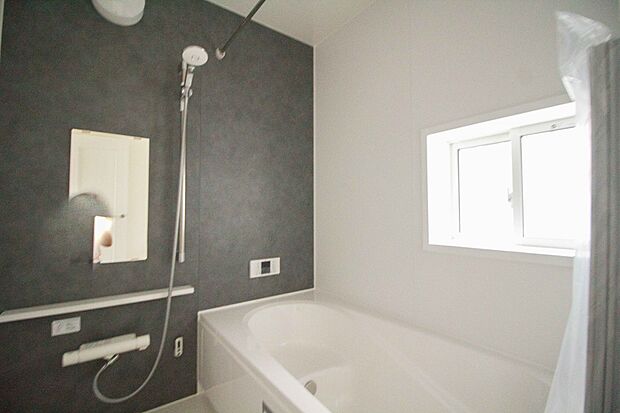 全身浴と半身浴ができる高い機能性と、満水容量を削減して水道・光熱費を節約しました。デザインとエコ性能を両立させた、これからのスタンダード浴槽です。