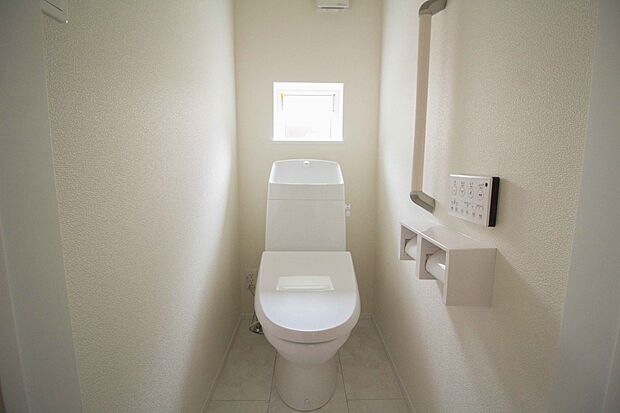 小窓を設置する事により明るく、通気性の良いトイレとなっております。中はゆとりのある大きさを確保しておりますので、ゆったりとお使い頂けます。