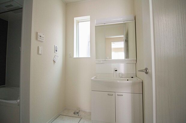 洗面室のある脱衣所は広々。脱いだお洋服をそのままお洗濯。