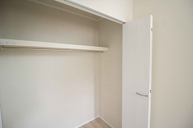 壁面クローゼットのメリットは、衣類が横一列に並ぶためひと目で洋服が選びやすいこと。衣類をたくさんお持ちの方も、限られたスペース内に無理なく収納することができます。