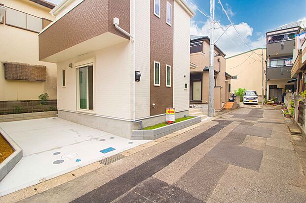 前面道路の日当たりの良い明るいお家。