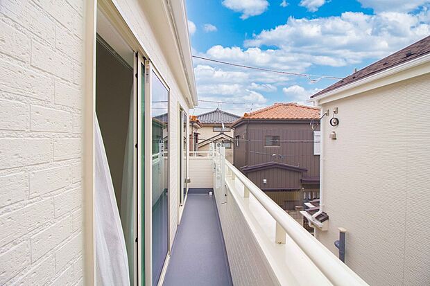 青い空が近くに感じるバルコニーは、爽やかな風をお部屋へ運んでくれます。