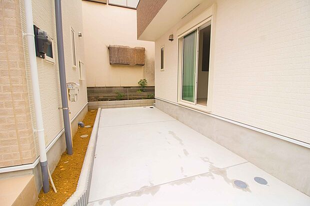 玄関横に駐車場なのでお買い物をした後は楽にお家へ。沢山お買物した時は助かりますね。