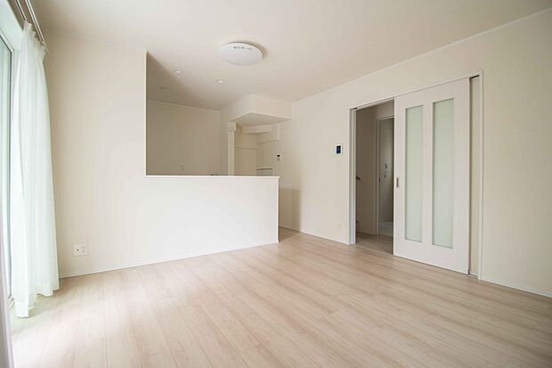 リビングは、食事スペースと寛げる場所設けてもまだ余裕の広さ。明るい光が照らしてくれます。