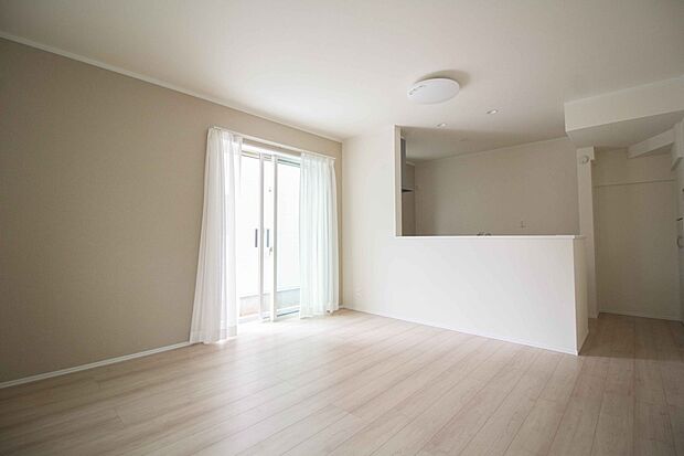 キッチンカウンターがあると配膳が楽なことがメリットの一つ。後片付けをするときも、ダイニングテーブルからあまり動かずに流し台へ運ぶことができるので便利です♪