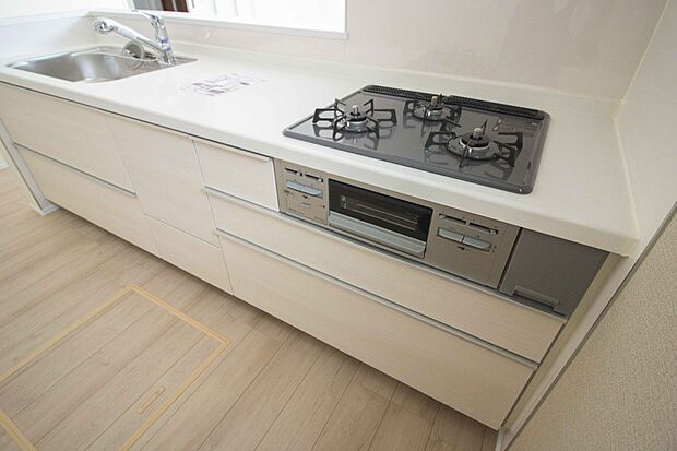 三口コンロで料理の幅を拡げてくれる使いやすいシステムキッチンを採用。洗い場も大きいので野菜や食器を洗ったりする際にも捗り、奥様の強い味方となってくれるはずです。