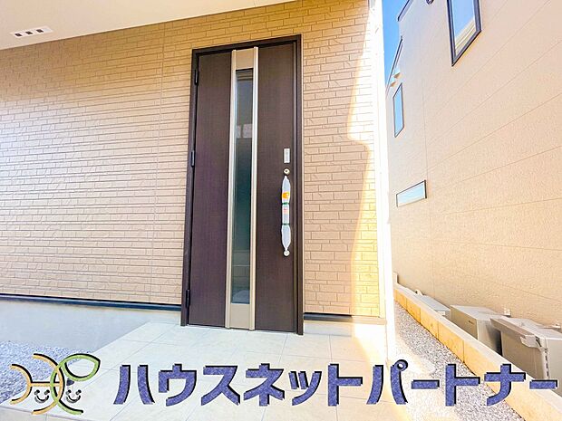 玄関前に季節のお花を置いて可愛く演出してみてはいかがですか。来客が憧れる玄関造りを楽しんで下さい。