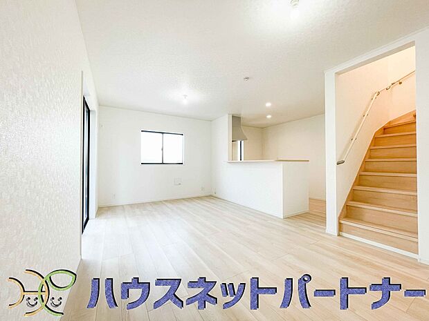 階を移動する際にリビングを通る、リビングイン階段。自然なかたちで家族が集まるため、お子様の個室が1階や3階にある場合でも、毎日の挨拶や会話が増えやすくなります。