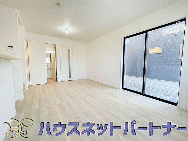 インテリアショップで見掛けた「あの家具」も置ける、ゆったりとした空間。時に広さが上質な寛ぎの時間になる事も。